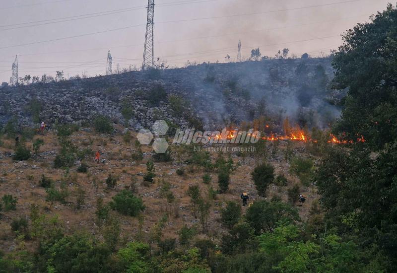 FOTO/VIDEO - Požar u Jasenici, ugrožene kuće